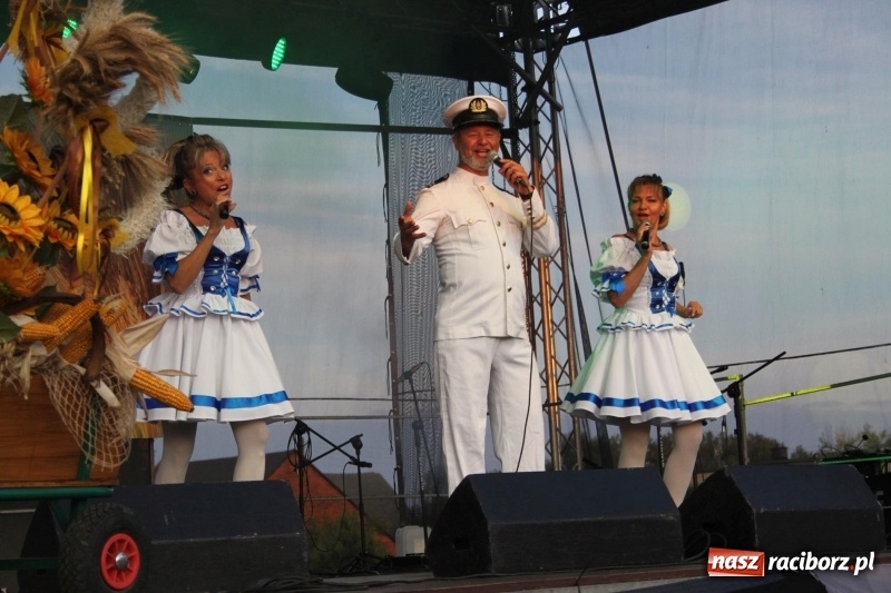 Zdjęcie w galerii na portalu naszraciborz.pl: Krzanowickie Omy i Opy, Zbóje i Mirek Jędrowski zabawiali publiczność na dożynkach powiatowych w Krzanowicach wiadomości z regionu