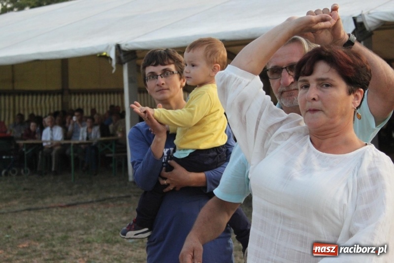 Zdjęcie w galerii na portalu naszraciborz.pl: Krzanowickie Omy i Opy, Zbóje i Mirek Jędrowski zabawiali publiczność na dożynkach powiatowych w Krzanowicach wiadomości z regionu