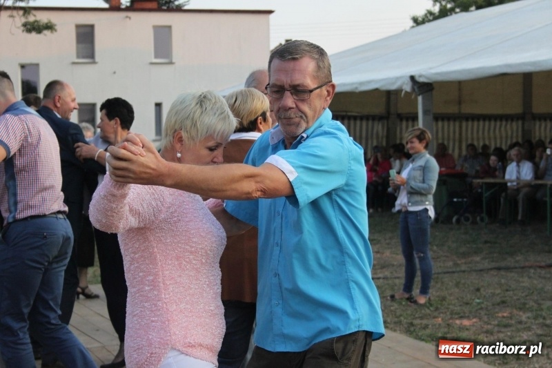 Zdjęcie w galerii na portalu naszraciborz.pl: Krzanowickie Omy i Opy, Zbóje i Mirek Jędrowski zabawiali publiczność na dożynkach powiatowych w Krzanowicach wiadomości z regionu