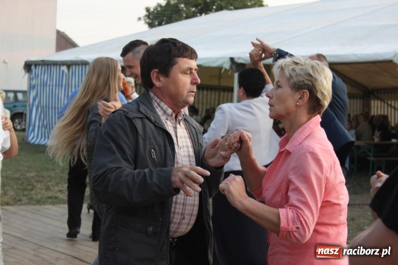 Zdjęcie w galerii na portalu naszraciborz.pl: Krzanowickie Omy i Opy, Zbóje i Mirek Jędrowski zabawiali publiczność na dożynkach powiatowych w Krzanowicach wiadomości z regionu