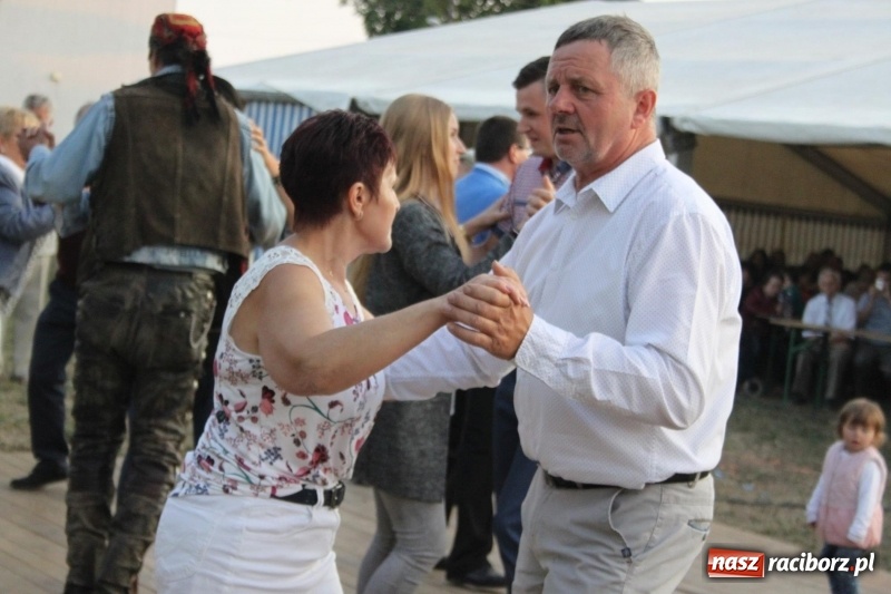 Zdjęcie w galerii na portalu naszraciborz.pl: Krzanowickie Omy i Opy, Zbóje i Mirek Jędrowski zabawiali publiczność na dożynkach powiatowych w Krzanowicach wiadomości z regionu