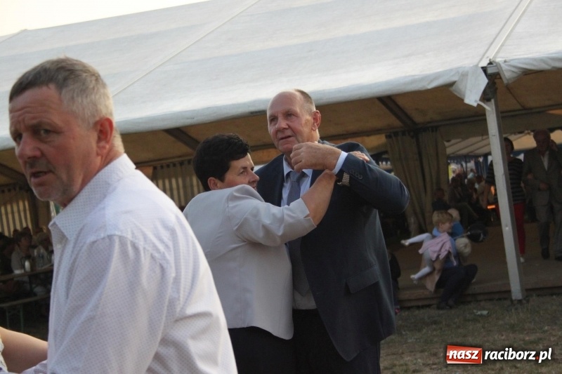 Zdjęcie w galerii na portalu naszraciborz.pl: Krzanowickie Omy i Opy, Zbóje i Mirek Jędrowski zabawiali publiczność na dożynkach powiatowych w Krzanowicach wiadomości z regionu