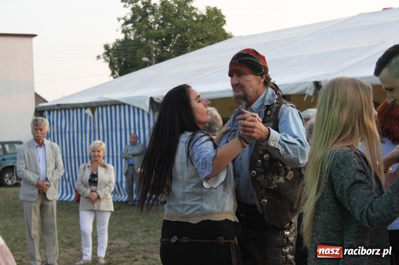Zdjęcie w galerii na portalu naszraciborz.pl: Krzanowickie Omy i Opy, Zbóje i Mirek Jędrowski zabawiali publiczność na dożynkach powiatowych w Krzanowicach wiadomości z regionu
