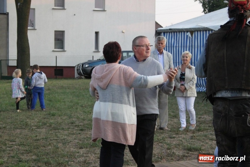 Zdjęcie w galerii na portalu naszraciborz.pl: Krzanowickie Omy i Opy, Zbóje i Mirek Jędrowski zabawiali publiczność na dożynkach powiatowych w Krzanowicach wiadomości z regionu