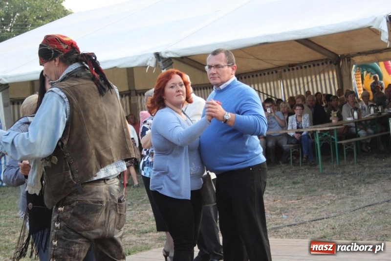 Zdjęcie w galerii na portalu naszraciborz.pl: Krzanowickie Omy i Opy, Zbóje i Mirek Jędrowski zabawiali publiczność na dożynkach powiatowych w Krzanowicach wiadomości z regionu
