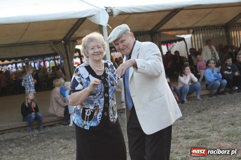 Zdjęcie w galerii na portalu naszraciborz.pl: Krzanowickie Omy i Opy, Zbóje i Mirek Jędrowski zabawiali publiczność na dożynkach powiatowych w Krzanowicach wiadomości z regionu