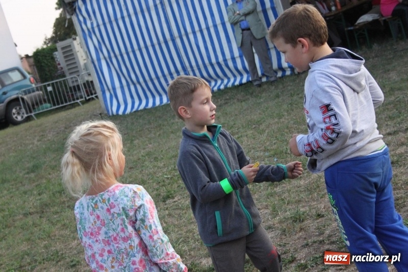 Zdjęcie w galerii na portalu naszraciborz.pl: Krzanowickie Omy i Opy, Zbóje i Mirek Jędrowski zabawiali publiczność na dożynkach powiatowych w Krzanowicach wiadomości z regionu