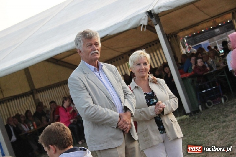 Zdjęcie w galerii na portalu naszraciborz.pl: Krzanowickie Omy i Opy, Zbóje i Mirek Jędrowski zabawiali publiczność na dożynkach powiatowych w Krzanowicach wiadomości z regionu