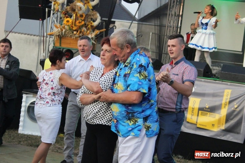 Zdjęcie w galerii na portalu naszraciborz.pl: Krzanowickie Omy i Opy, Zbóje i Mirek Jędrowski zabawiali publiczność na dożynkach powiatowych w Krzanowicach wiadomości z regionu