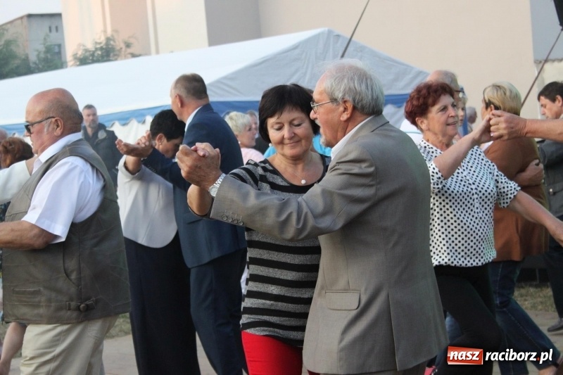 Zdjęcie w galerii na portalu naszraciborz.pl: Krzanowickie Omy i Opy, Zbóje i Mirek Jędrowski zabawiali publiczność na dożynkach powiatowych w Krzanowicach wiadomości z regionu