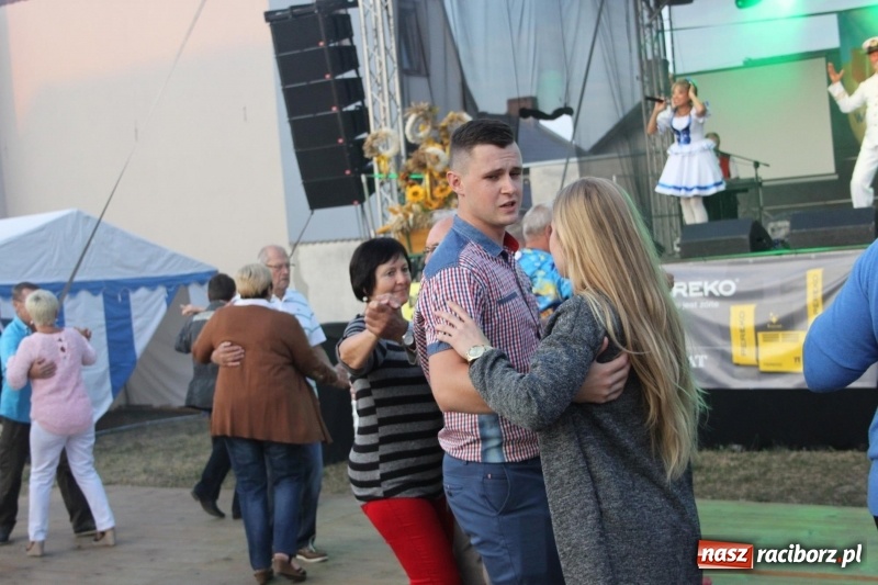Zdjęcie w galerii na portalu naszraciborz.pl: Krzanowickie Omy i Opy, Zbóje i Mirek Jędrowski zabawiali publiczność na dożynkach powiatowych w Krzanowicach wiadomości z regionu