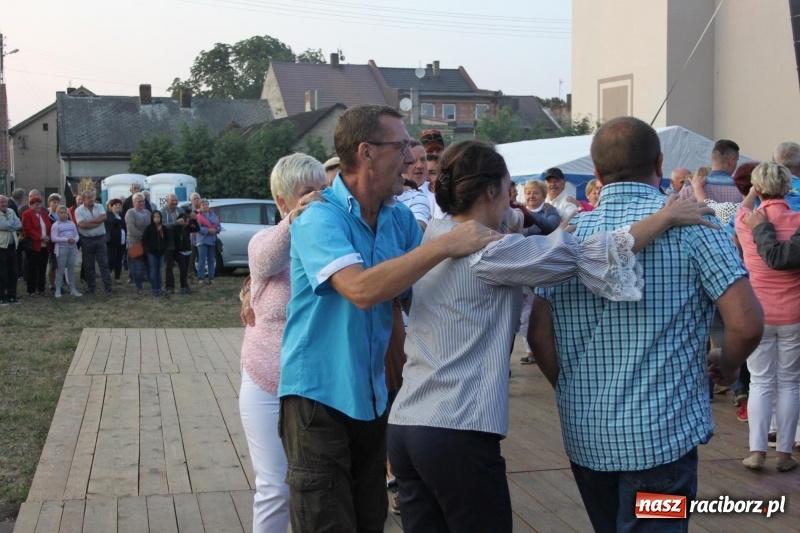 Zdjęcie w galerii na portalu naszraciborz.pl: Krzanowickie Omy i Opy, Zbóje i Mirek Jędrowski zabawiali publiczność na dożynkach powiatowych w Krzanowicach wiadomości z regionu