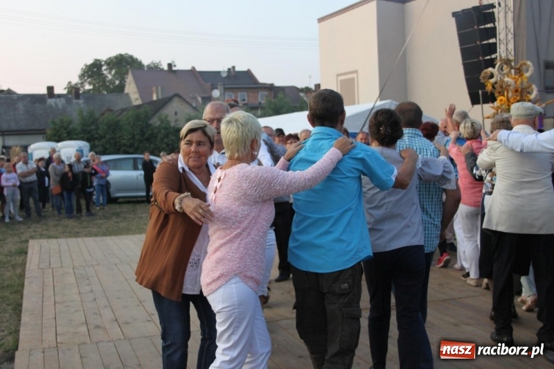 Zdjęcie w galerii na portalu naszraciborz.pl: Krzanowickie Omy i Opy, Zbóje i Mirek Jędrowski zabawiali publiczność na dożynkach powiatowych w Krzanowicach wiadomości z regionu