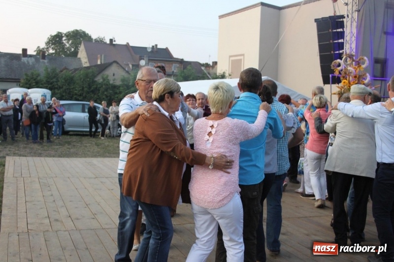 Zdjęcie w galerii na portalu naszraciborz.pl: Krzanowickie Omy i Opy, Zbóje i Mirek Jędrowski zabawiali publiczność na dożynkach powiatowych w Krzanowicach wiadomości z regionu