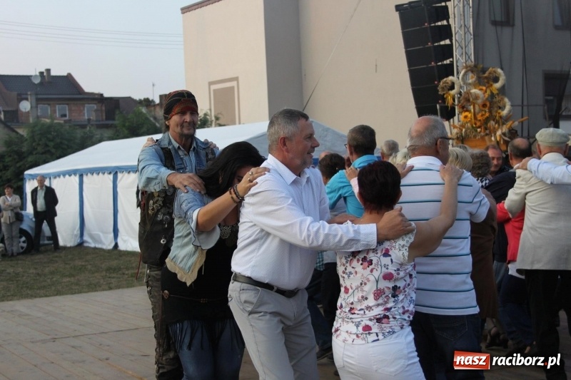 Zdjęcie w galerii na portalu naszraciborz.pl: Krzanowickie Omy i Opy, Zbóje i Mirek Jędrowski zabawiali publiczność na dożynkach powiatowych w Krzanowicach wiadomości z regionu