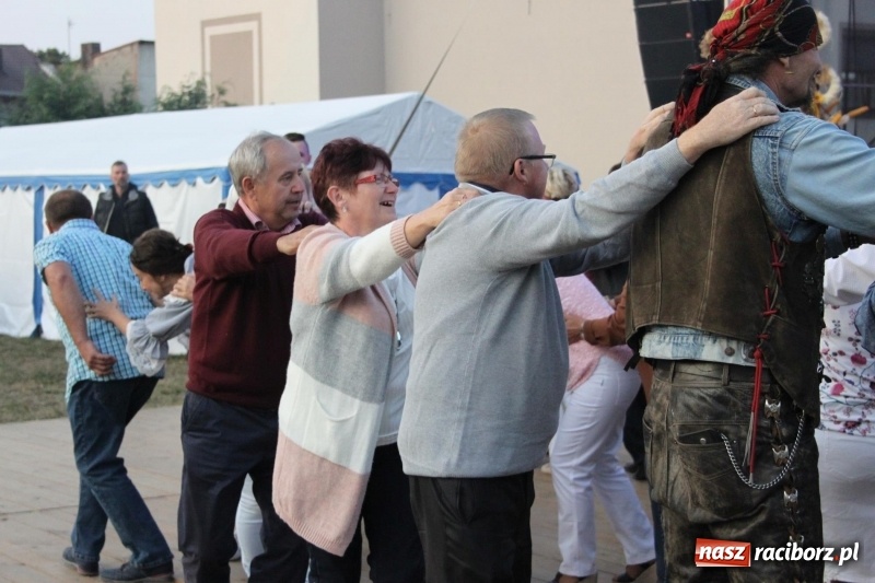 Zdjęcie w galerii na portalu naszraciborz.pl: Krzanowickie Omy i Opy, Zbóje i Mirek Jędrowski zabawiali publiczność na dożynkach powiatowych w Krzanowicach wiadomości z regionu
