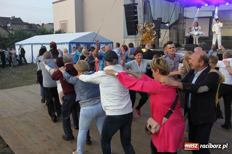 Zdjęcie w galerii na portalu naszraciborz.pl: Krzanowickie Omy i Opy, Zbóje i Mirek Jędrowski zabawiali publiczność na dożynkach powiatowych w Krzanowicach wiadomości z regionu