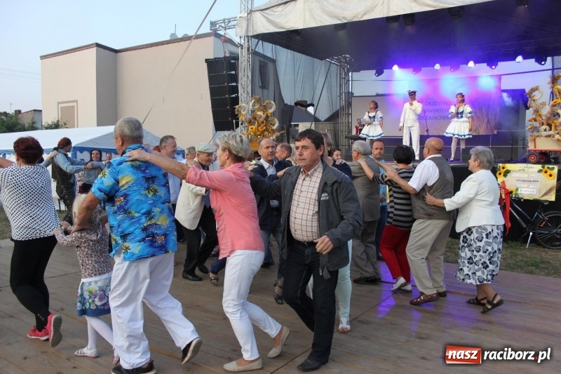 Zdjęcie w galerii na portalu naszraciborz.pl: Krzanowickie Omy i Opy, Zbóje i Mirek Jędrowski zabawiali publiczność na dożynkach powiatowych w Krzanowicach wiadomości z regionu