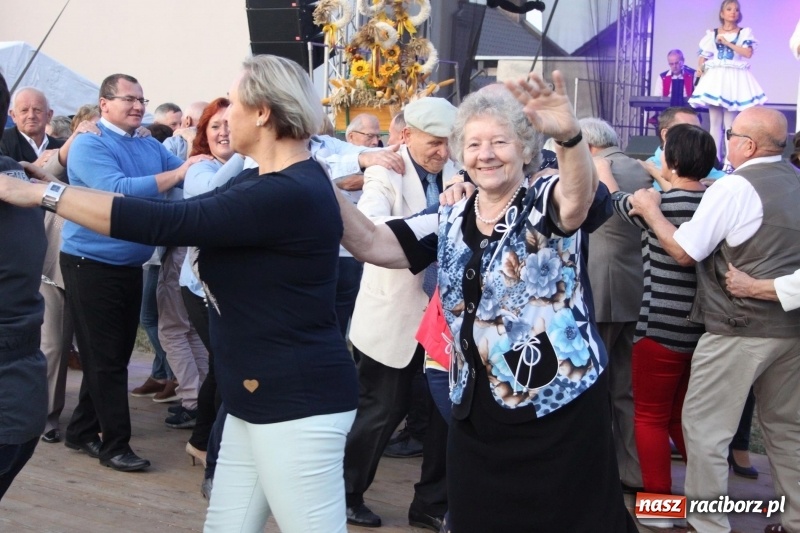 Zdjęcie w galerii na portalu naszraciborz.pl: Krzanowickie Omy i Opy, Zbóje i Mirek Jędrowski zabawiali publiczność na dożynkach powiatowych w Krzanowicach wiadomości z regionu