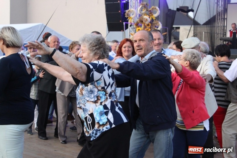 Zdjęcie w galerii na portalu naszraciborz.pl: Krzanowickie Omy i Opy, Zbóje i Mirek Jędrowski zabawiali publiczność na dożynkach powiatowych w Krzanowicach wiadomości z regionu