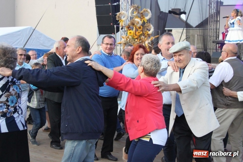 Zdjęcie w galerii na portalu naszraciborz.pl: Krzanowickie Omy i Opy, Zbóje i Mirek Jędrowski zabawiali publiczność na dożynkach powiatowych w Krzanowicach wiadomości z regionu