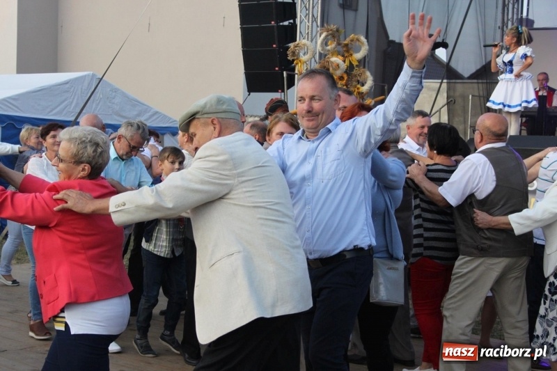 Zdjęcie w galerii na portalu naszraciborz.pl: Krzanowickie Omy i Opy, Zbóje i Mirek Jędrowski zabawiali publiczność na dożynkach powiatowych w Krzanowicach wiadomości z regionu