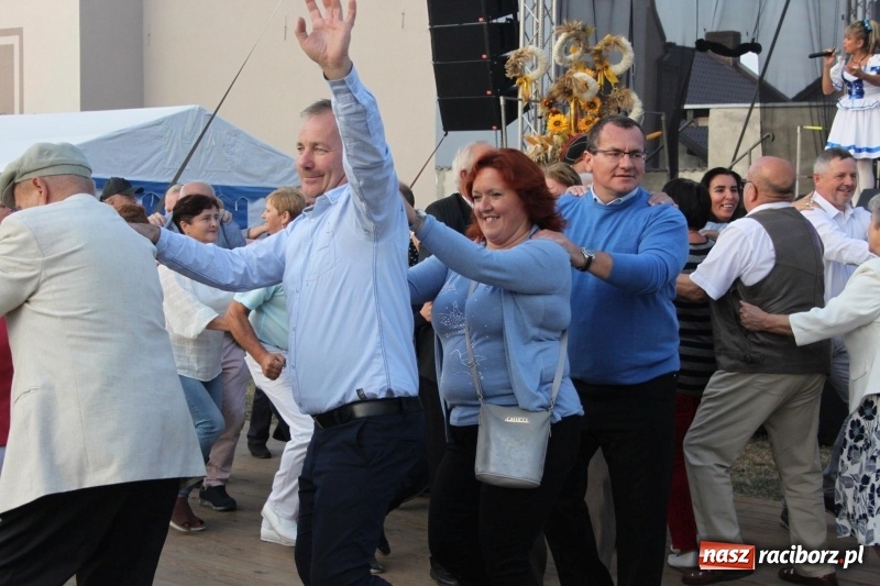 Zdjęcie w galerii na portalu naszraciborz.pl: Krzanowickie Omy i Opy, Zbóje i Mirek Jędrowski zabawiali publiczność na dożynkach powiatowych w Krzanowicach wiadomości z regionu