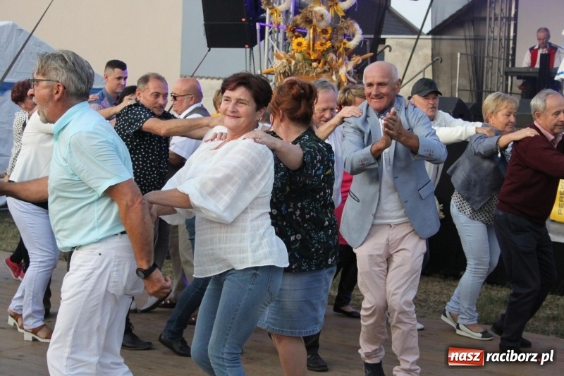 Zdjęcie w galerii na portalu naszraciborz.pl: Krzanowickie Omy i Opy, Zbóje i Mirek Jędrowski zabawiali publiczność na dożynkach powiatowych w Krzanowicach wiadomości z regionu