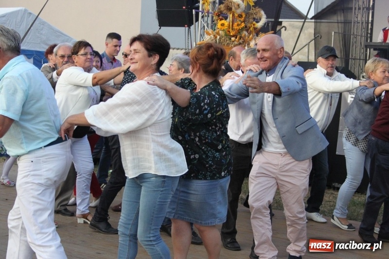 Zdjęcie w galerii na portalu naszraciborz.pl: Krzanowickie Omy i Opy, Zbóje i Mirek Jędrowski zabawiali publiczność na dożynkach powiatowych w Krzanowicach wiadomości z regionu