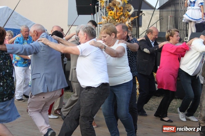 Zdjęcie w galerii na portalu naszraciborz.pl: Krzanowickie Omy i Opy, Zbóje i Mirek Jędrowski zabawiali publiczność na dożynkach powiatowych w Krzanowicach wiadomości z regionu