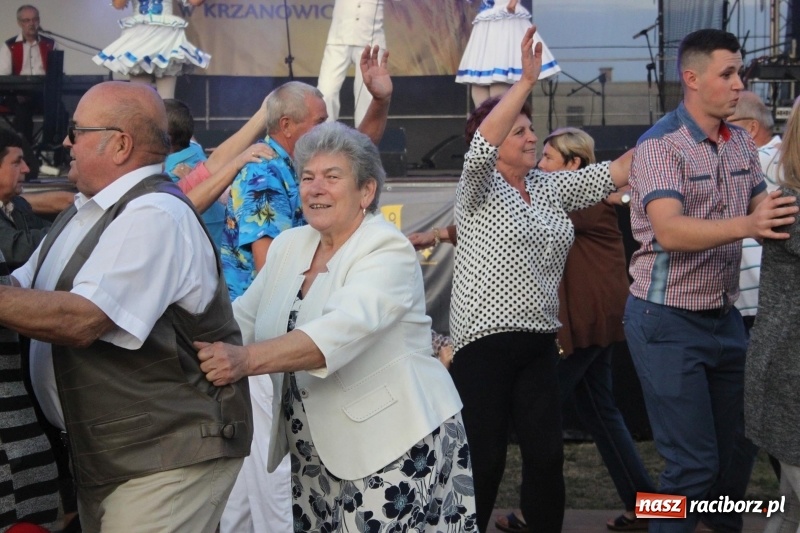 Zdjęcie w galerii na portalu naszraciborz.pl: Krzanowickie Omy i Opy, Zbóje i Mirek Jędrowski zabawiali publiczność na dożynkach powiatowych w Krzanowicach wiadomości z regionu