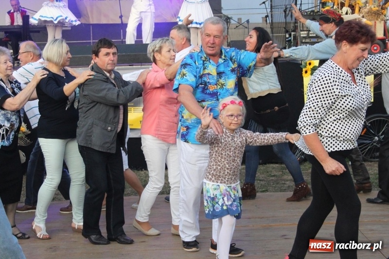 Zdjęcie w galerii na portalu naszraciborz.pl: Krzanowickie Omy i Opy, Zbóje i Mirek Jędrowski zabawiali publiczność na dożynkach powiatowych w Krzanowicach wiadomości z regionu