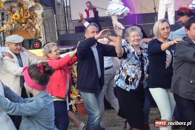 Zdjęcie w galerii na portalu naszraciborz.pl: Krzanowickie Omy i Opy, Zbóje i Mirek Jędrowski zabawiali publiczność na dożynkach powiatowych w Krzanowicach wiadomości z regionu