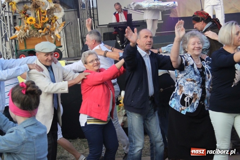 Zdjęcie w galerii na portalu naszraciborz.pl: Krzanowickie Omy i Opy, Zbóje i Mirek Jędrowski zabawiali publiczność na dożynkach powiatowych w Krzanowicach wiadomości z regionu