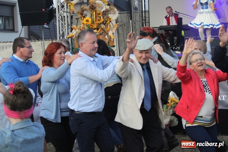 Zdjęcie w galerii na portalu naszraciborz.pl: Krzanowickie Omy i Opy, Zbóje i Mirek Jędrowski zabawiali publiczność na dożynkach powiatowych w Krzanowicach wiadomości z regionu