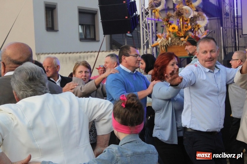 Zdjęcie w galerii na portalu naszraciborz.pl: Krzanowickie Omy i Opy, Zbóje i Mirek Jędrowski zabawiali publiczność na dożynkach powiatowych w Krzanowicach wiadomości z regionu