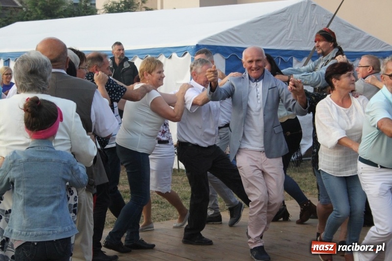 Zdjęcie w galerii na portalu naszraciborz.pl: Krzanowickie Omy i Opy, Zbóje i Mirek Jędrowski zabawiali publiczność na dożynkach powiatowych w Krzanowicach wiadomości z regionu