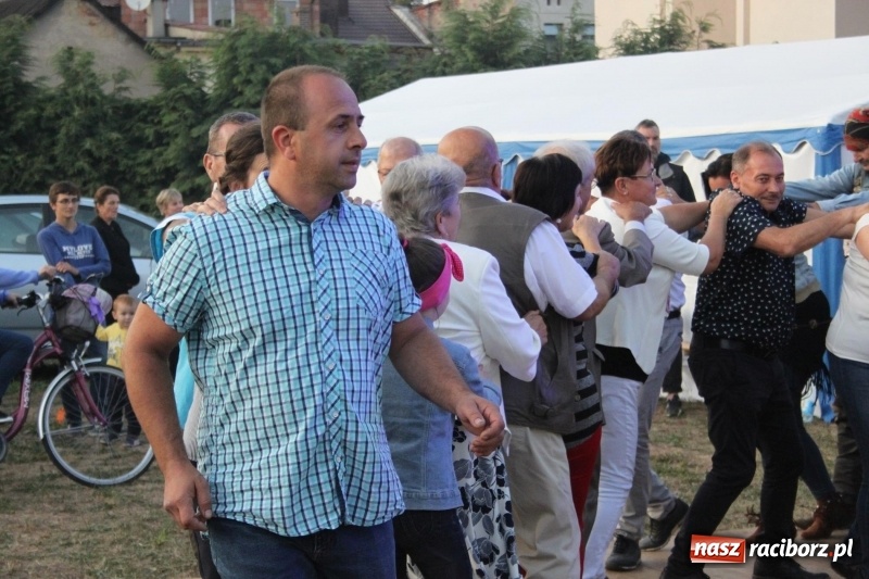 Zdjęcie w galerii na portalu naszraciborz.pl: Krzanowickie Omy i Opy, Zbóje i Mirek Jędrowski zabawiali publiczność na dożynkach powiatowych w Krzanowicach wiadomości z regionu