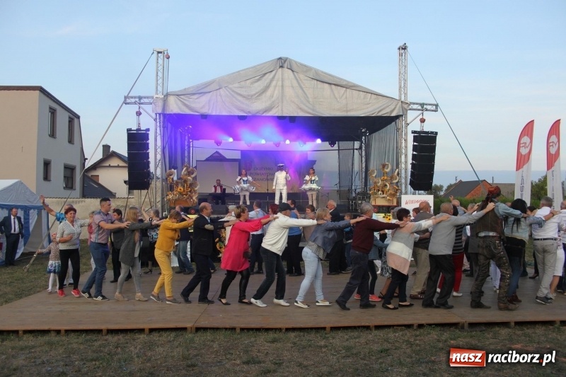 Zdjęcie w galerii na portalu naszraciborz.pl: Krzanowickie Omy i Opy, Zbóje i Mirek Jędrowski zabawiali publiczność na dożynkach powiatowych w Krzanowicach wiadomości z regionu