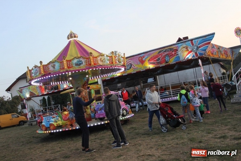 Zdjęcie w galerii na portalu naszraciborz.pl: Krzanowickie Omy i Opy, Zbóje i Mirek Jędrowski zabawiali publiczność na dożynkach powiatowych w Krzanowicach wiadomości z regionu