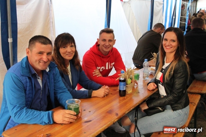 Zdjęcie w galerii na portalu naszraciborz.pl: Krzanowickie Omy i Opy, Zbóje i Mirek Jędrowski zabawiali publiczność na dożynkach powiatowych w Krzanowicach wiadomości z regionu