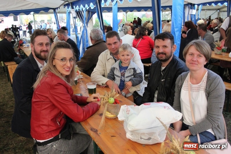 Zdjęcie w galerii na portalu naszraciborz.pl: Krzanowickie Omy i Opy, Zbóje i Mirek Jędrowski zabawiali publiczność na dożynkach powiatowych w Krzanowicach wiadomości z regionu