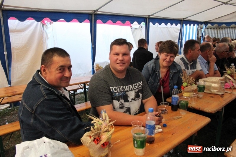 Zdjęcie w galerii na portalu naszraciborz.pl: Krzanowickie Omy i Opy, Zbóje i Mirek Jędrowski zabawiali publiczność na dożynkach powiatowych w Krzanowicach wiadomości z regionu