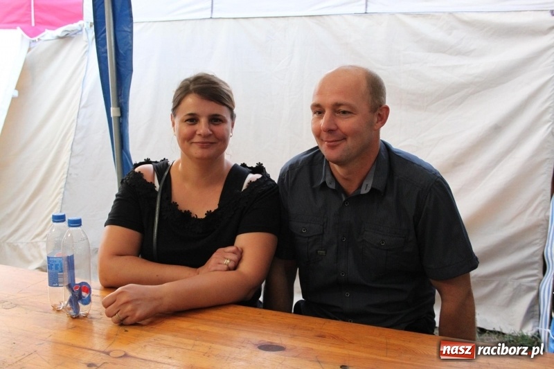 Zdjęcie w galerii na portalu naszraciborz.pl: Krzanowickie Omy i Opy, Zbóje i Mirek Jędrowski zabawiali publiczność na dożynkach powiatowych w Krzanowicach wiadomości z regionu