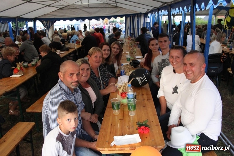 Zdjęcie w galerii na portalu naszraciborz.pl: Krzanowickie Omy i Opy, Zbóje i Mirek Jędrowski zabawiali publiczność na dożynkach powiatowych w Krzanowicach wiadomości z regionu