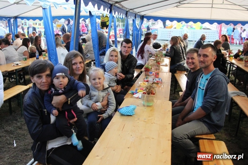 Zdjęcie w galerii na portalu naszraciborz.pl: Krzanowickie Omy i Opy, Zbóje i Mirek Jędrowski zabawiali publiczność na dożynkach powiatowych w Krzanowicach wiadomości z regionu