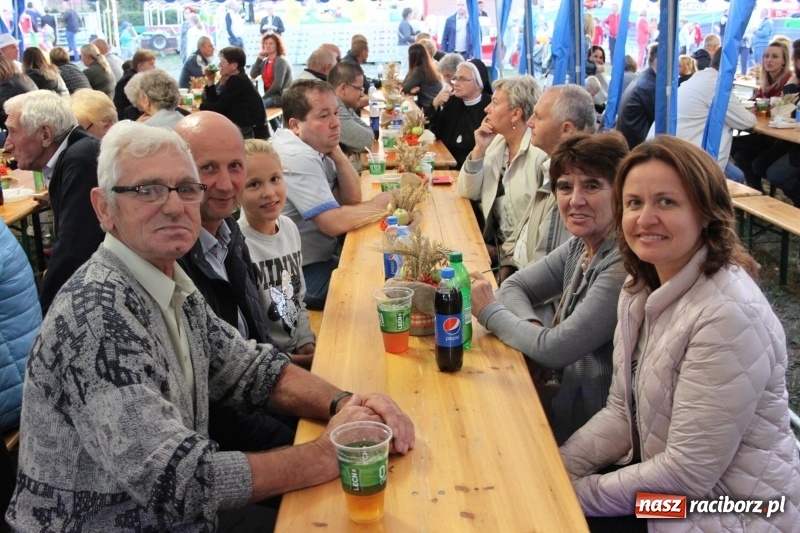 Zdjęcie w galerii na portalu naszraciborz.pl: Krzanowickie Omy i Opy, Zbóje i Mirek Jędrowski zabawiali publiczność na dożynkach powiatowych w Krzanowicach wiadomości z regionu