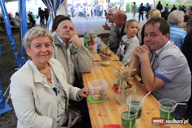 Zdjęcie w galerii na portalu naszraciborz.pl: Krzanowickie Omy i Opy, Zbóje i Mirek Jędrowski zabawiali publiczność na dożynkach powiatowych w Krzanowicach wiadomości z regionu