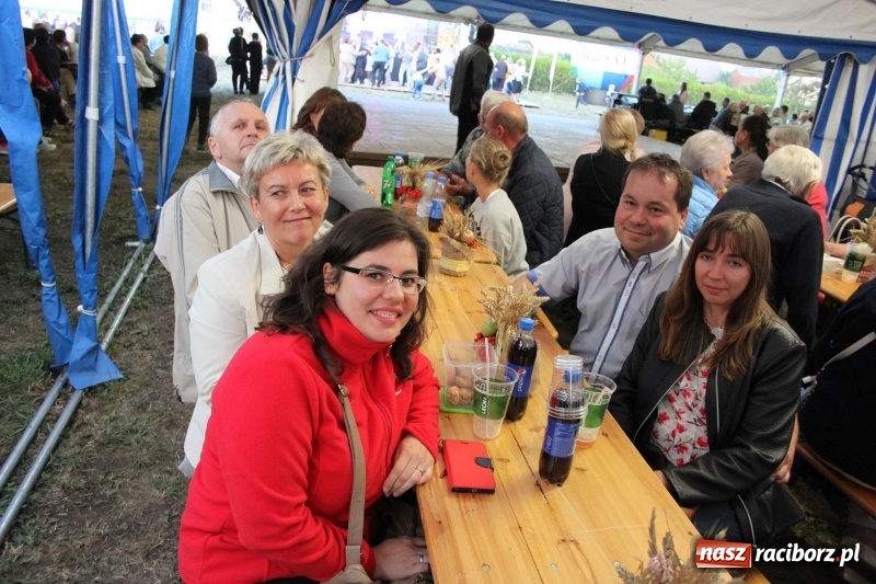 Zdjęcie w galerii na portalu naszraciborz.pl: Krzanowickie Omy i Opy, Zbóje i Mirek Jędrowski zabawiali publiczność na dożynkach powiatowych w Krzanowicach wiadomości z regionu