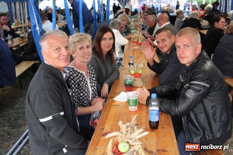 Zdjęcie w galerii na portalu naszraciborz.pl: Krzanowickie Omy i Opy, Zbóje i Mirek Jędrowski zabawiali publiczność na dożynkach powiatowych w Krzanowicach wiadomości z regionu